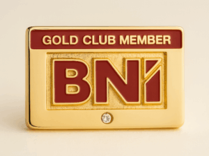 Pin Gold Club Member com 1 Pedra - Com Ímã Magnético