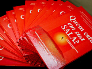 LIVRO – QUEM ESTÁ EM SUA SALA?